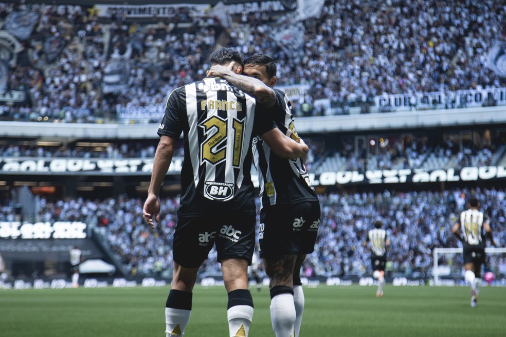Alan Franco e Dudu comemorando gol em Atlético-MG x Ceará