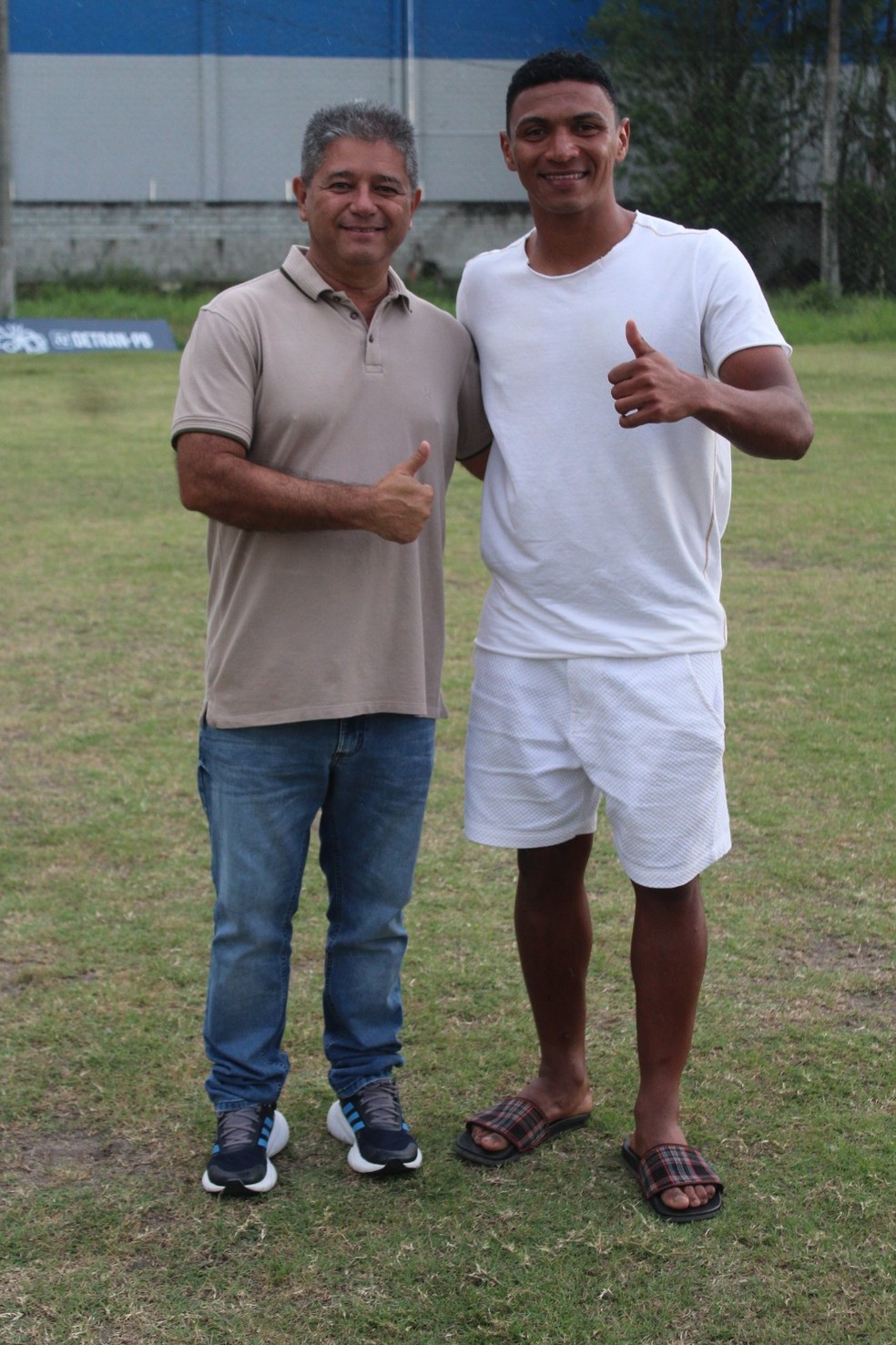 Emerson Negueba e o presidente da Queimadense, Humberto Lopes — Foto: Divulgação/SE Queimadense