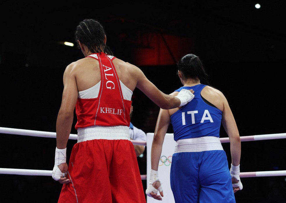 Imane Khelif e Angela Carini em luta nas Olimpíadas — Foto: Reuters