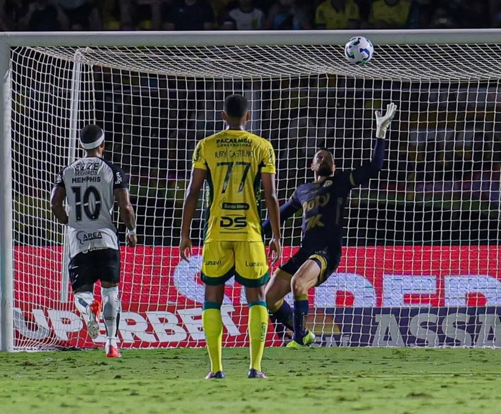 Walter defende pênalti de Memphis em jogo do Mirassol contra o Corinthians no Brasileirão — Foto: JP Pinheiro/Agência Mirassol