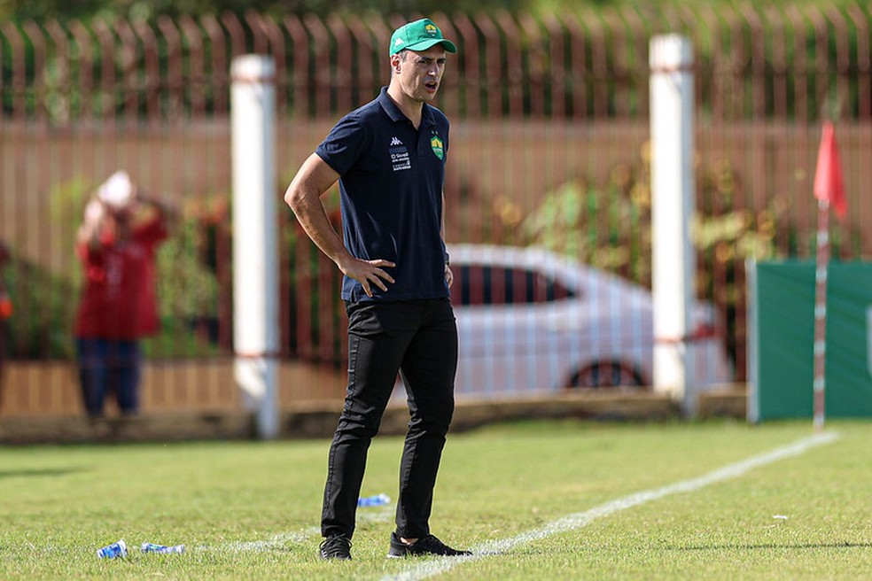 Técnico Bernardo Franco, do Cuiabá, durante jogo contra o União no Luthero Lopes — Foto: AssCom Dourado