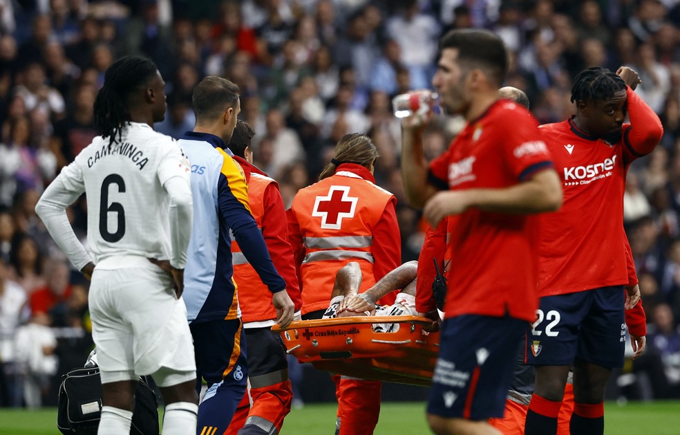 Milit�o chora ao deixar campo de maca � Foto: reuters