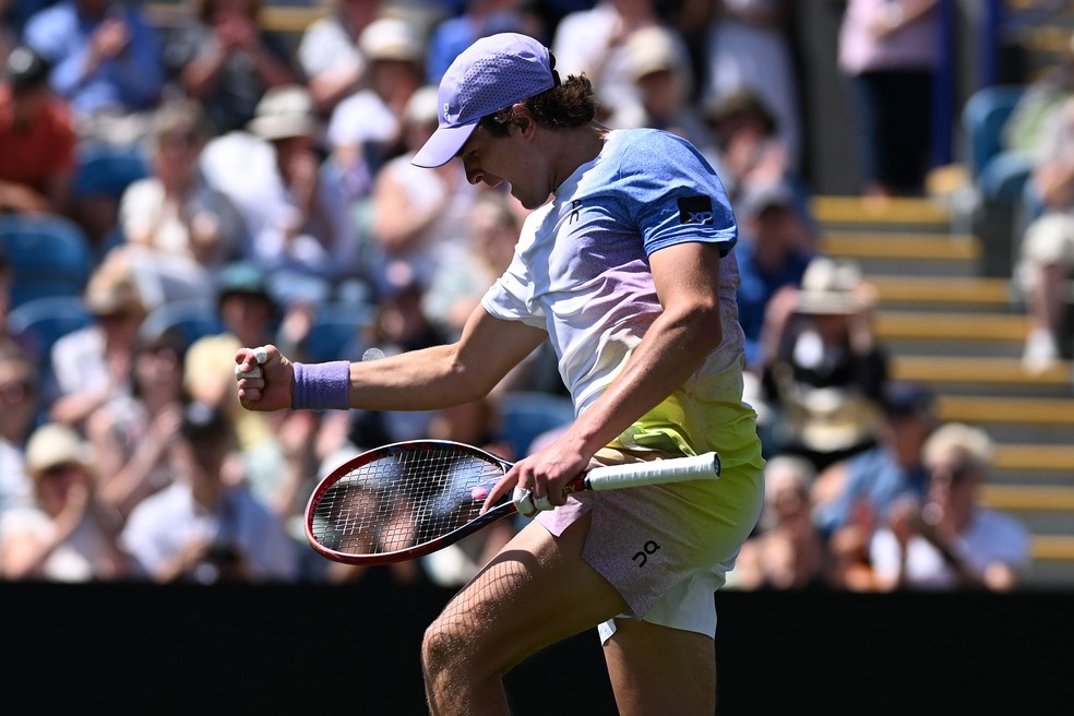 João Fonseca vibra em vitória sobre Zizou Bergs, no ATP 250 de Eastbourne — Foto: Kate Green/Getty Images