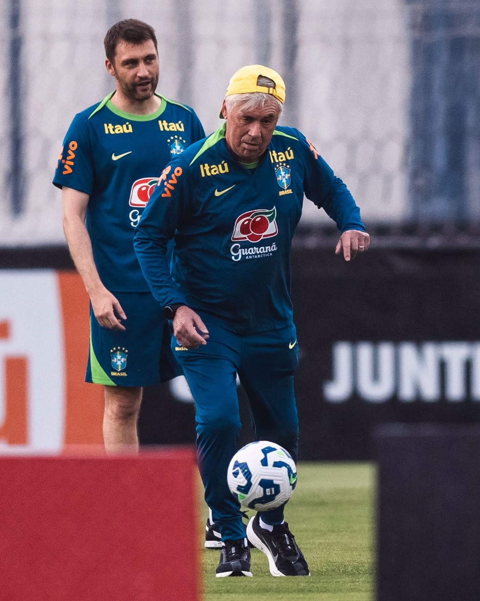 Carlo Ancelotti participa de altinha em treino da Seleção — Foto: Léo Sguaçabia/ SGUACABIAFOTO