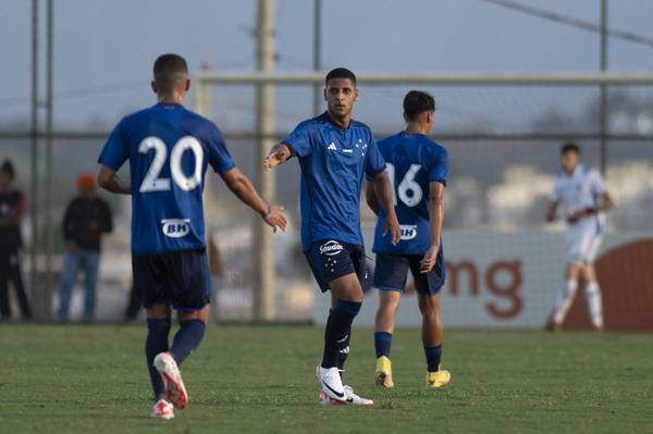 Cruzeiro chega a acordo com Água Santa para adquirir artilheiro da base em definitivo