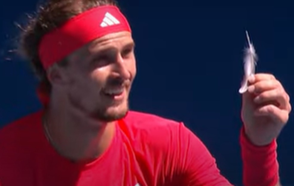 Árbitro interrompe jogo após pena cair em quadra e leva Zverev à