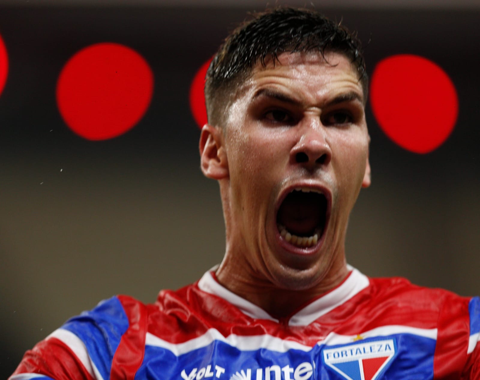 Fortaleza quebra tabu com golaço em Clássico-Rei decisivo