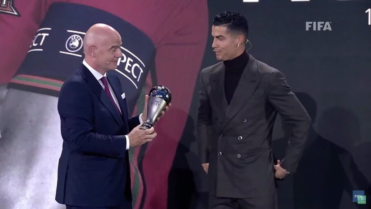 Amo o futebol e quero continuar”: Cristiano Ronaldo recebe Prémio Especial  da FIFA - SIC Notícias
