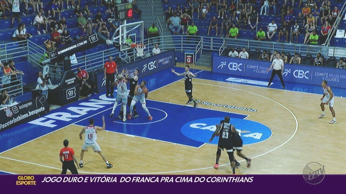 Torcida do Aris faz linda festa em partida de basquete na Grécia  (04.10.2017) 