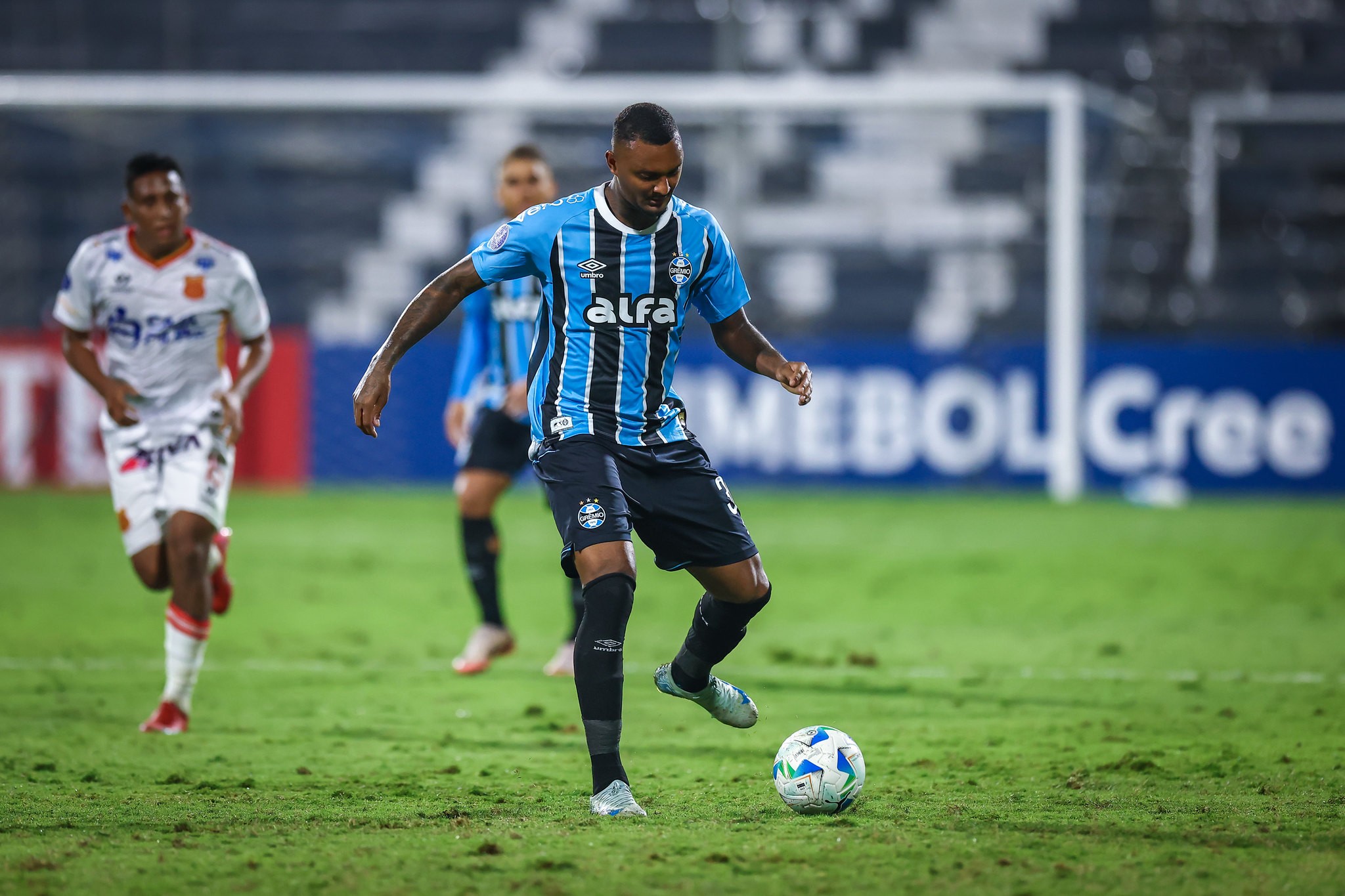 Luan Cândido troca Grêmio por Sport após três partidas no clube.