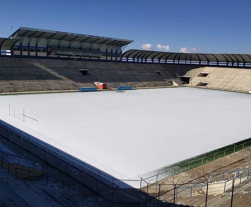 Estádio Municipal de El Alto, do Always Ready, coberto de neve: palco fica a 4070 metros acima do nível do mar — Foto: Divulgação/Always Ready