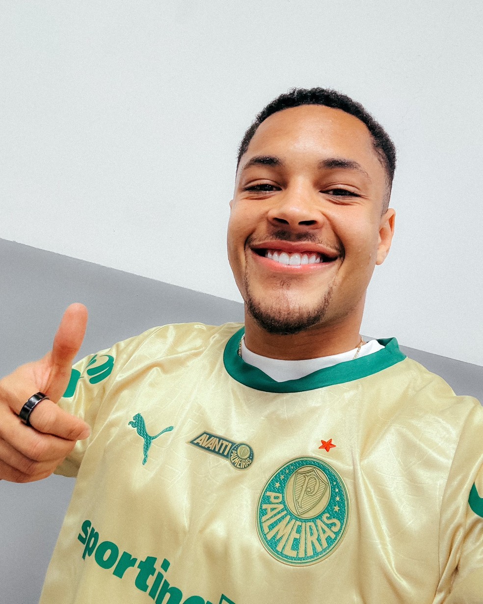 Vitor Roque chega ao Brasil e elenco do Palmeiras fica completo para o mata-mata