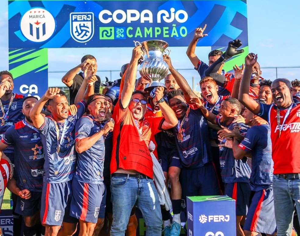 xt: Elenco do Maricá ergue a taça de campeão da Copa Rio 2024.