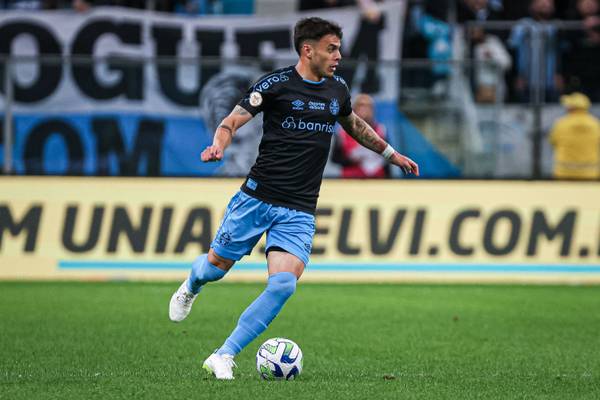 Carballo tem lesão no joelho direito e desfalca Grêmio contra o Corinthians