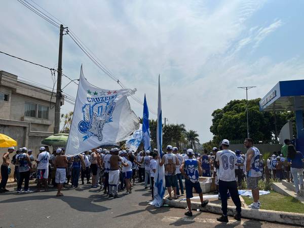 Organizadas do Cruzeiro protestam na Toca antes de duelo com Grêmio