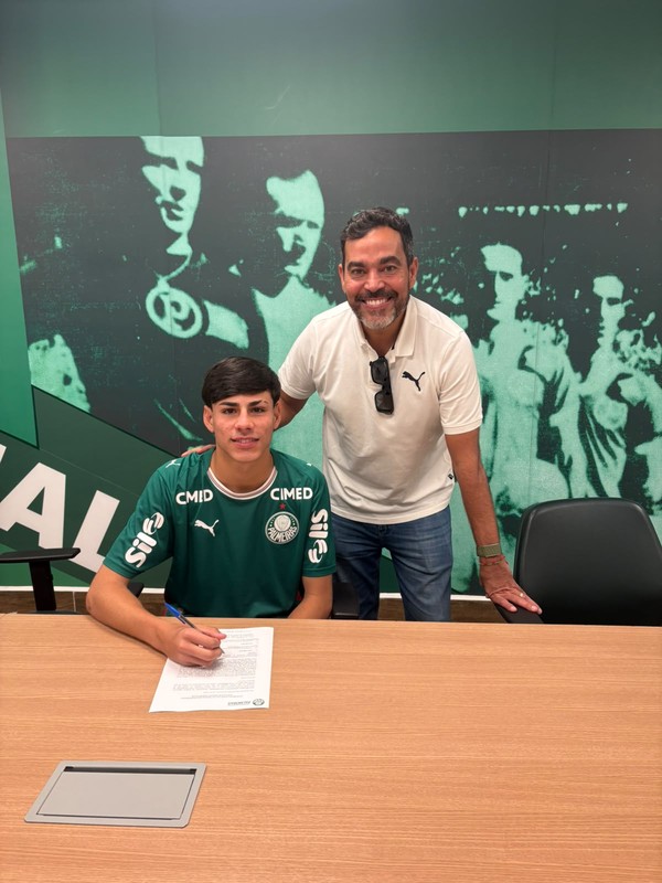 Joia do Palmeiras assina primeiro contrato no profissional com multa milionária histórica