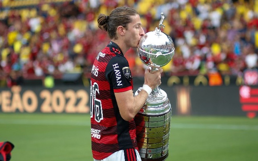 Filipe Luís beija taça da Libertadores em Guayaquil — Foto: Divulgação / Flamengo