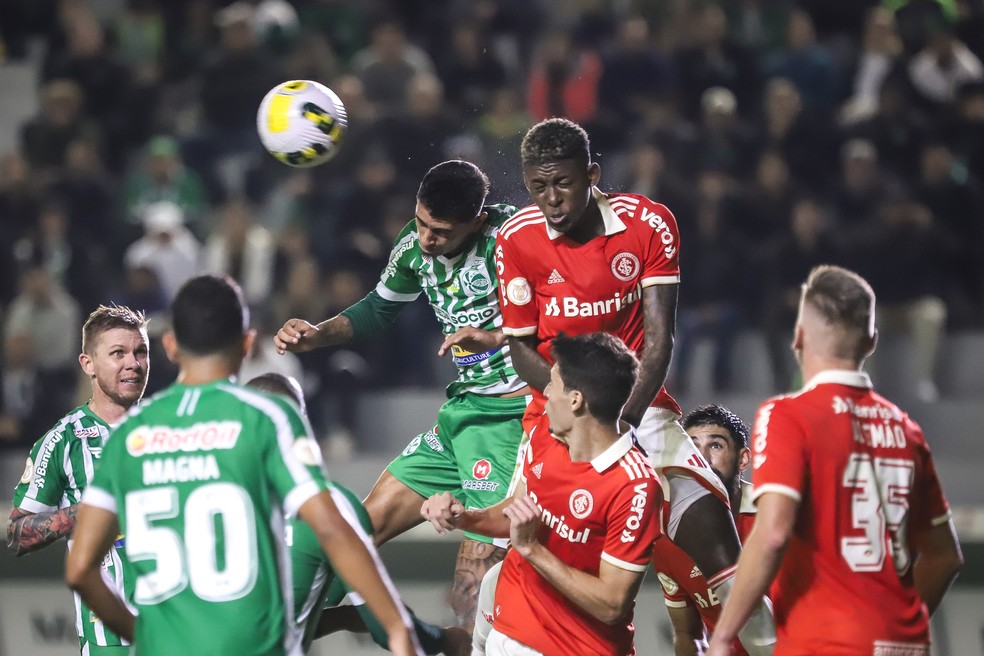 Disputa entre Vitor Mendes e Vitão — Foto: Fernando Alves/E.C Juventude