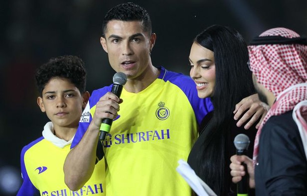 Cristiano Ronaldo ao lado de Georgina Rodríguez, na apresentação como jogador do Al-Nassr — Foto: AFP