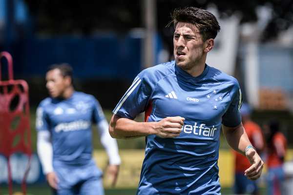 Diniz discute escalação do Cruzeiro em treino com dono da SAF.