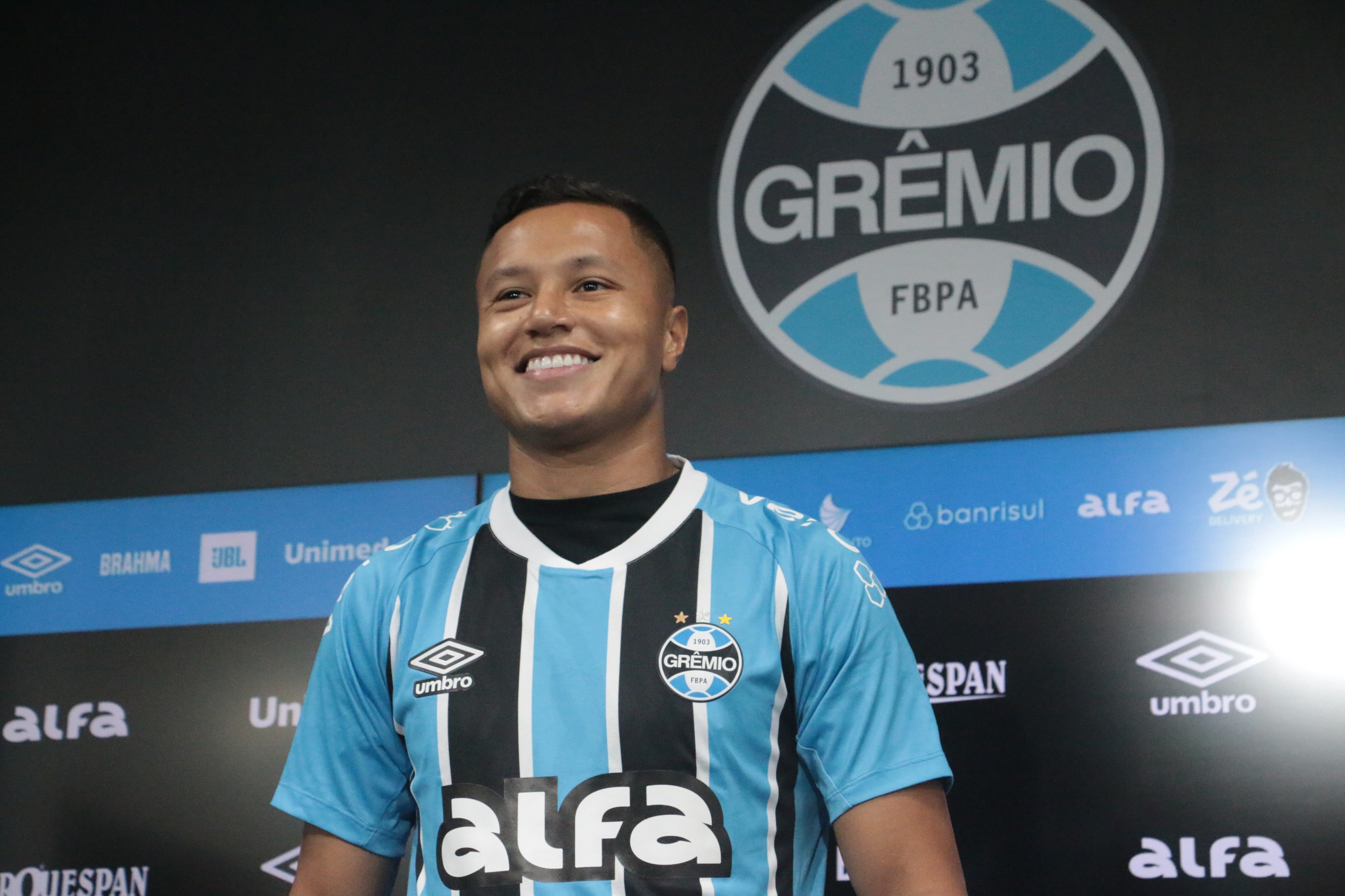 ELE CHEGOU! Marlon é apresentado no Grêmio e se declara ao Imortal