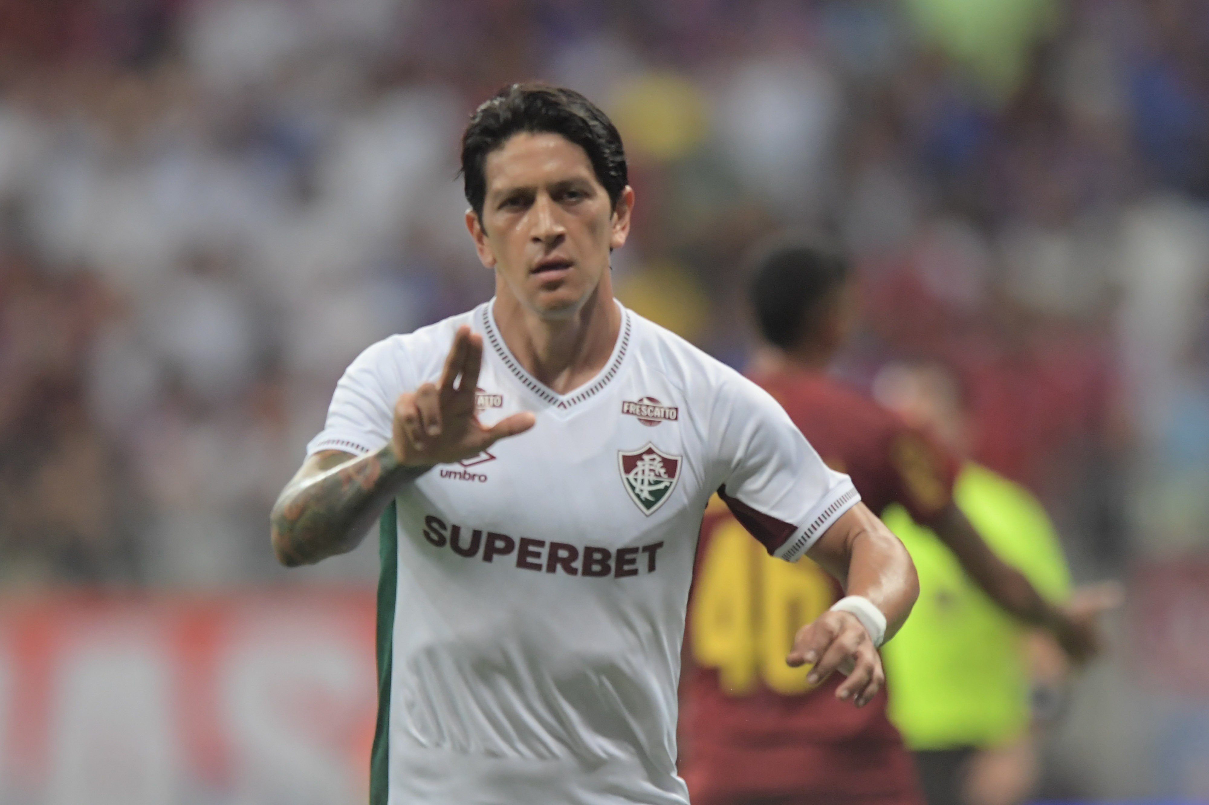 Cano aproveita volta ao time titular do Fluminense e acirra disputa no ataque
