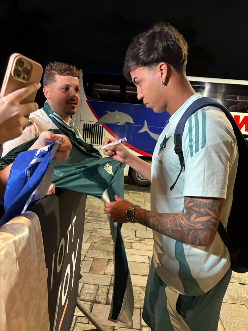 Kaio Jorge dá autógrafos a torcedores do Cruzeiro em São Paulo