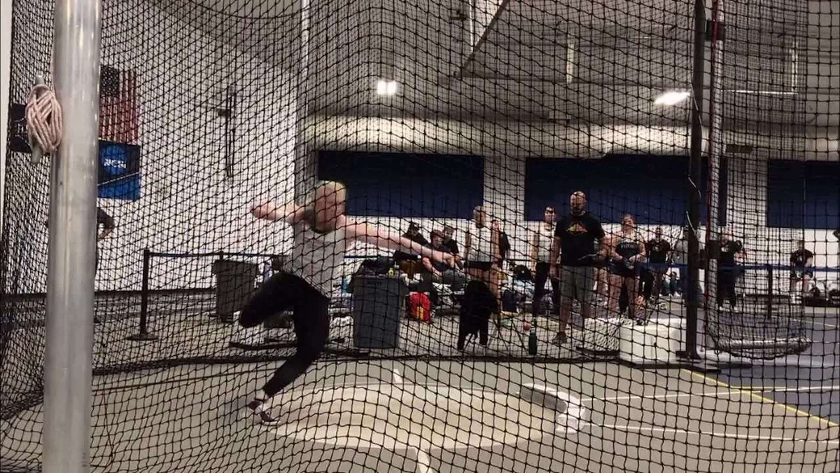 Filha de Brock Lesnar bate recorde de arremesso de peso em universidade