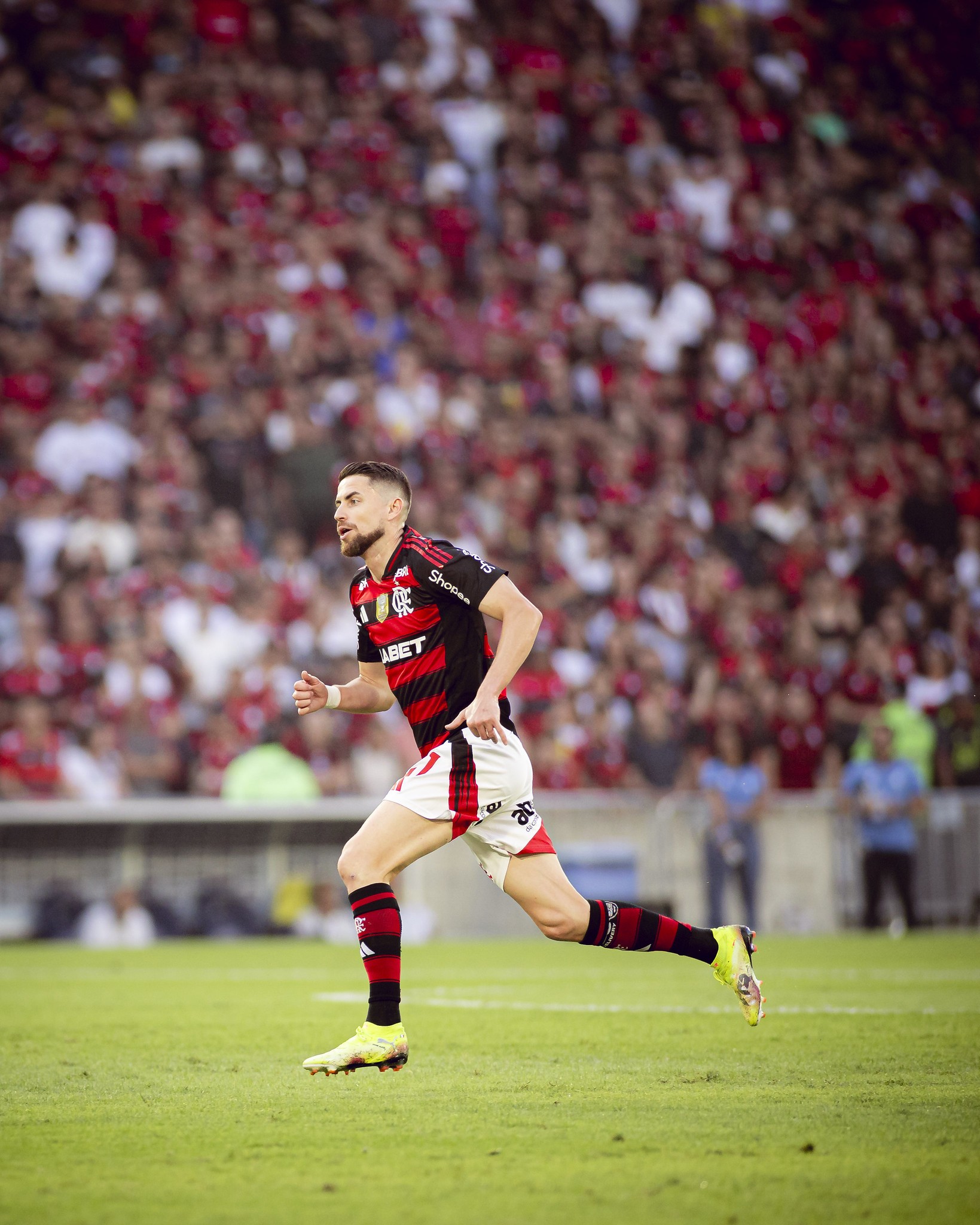 Jogador Jorginho Realiza Sonho e Estreia no Brasil em Vitória do Flamengo