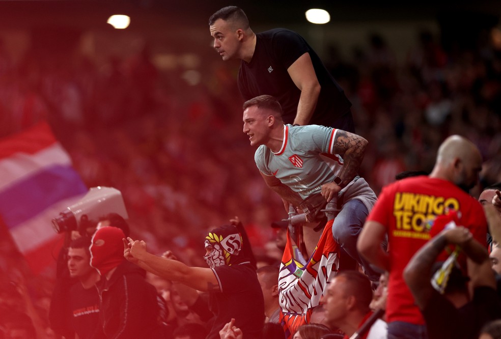 "Ultras" do Atlético de Madrid, com alguns membros mascarados: clube proíbe prática em seus jogos após confusão em clássico com Real Madrid — Foto: Florencia Tan Jun/Getty Images