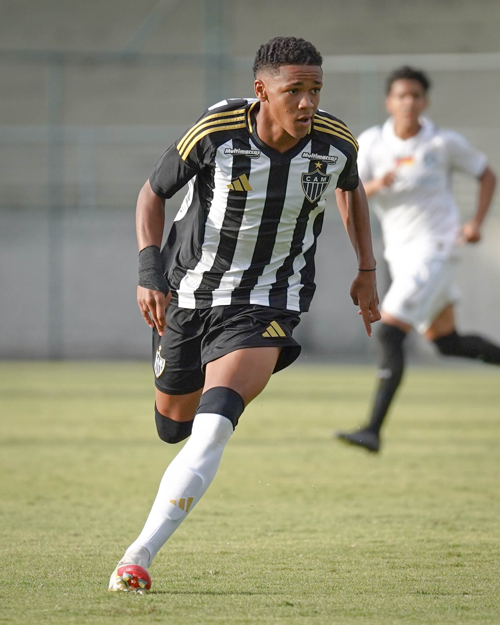 Joia do Atlético-MG, Gabriel Veneno assina pré-contrato com o clube; entenda