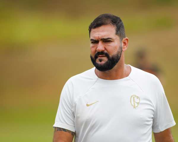Corinthians dispensa Danilo do comando do time sub-20
