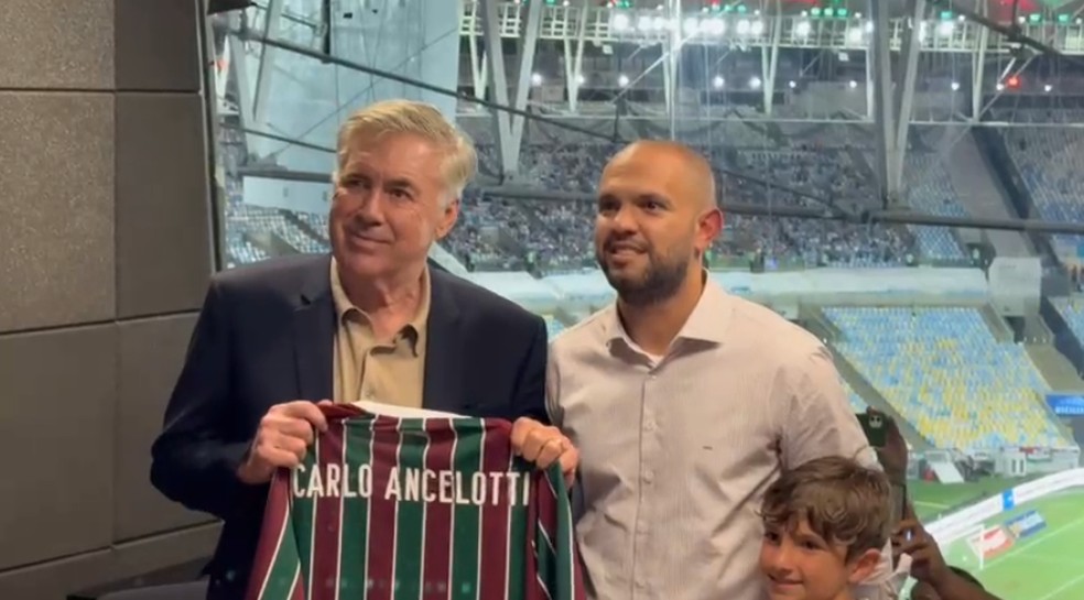 Carlo Ancelotti prestigia Fluminense no Maracanã e ganha homenagem especial