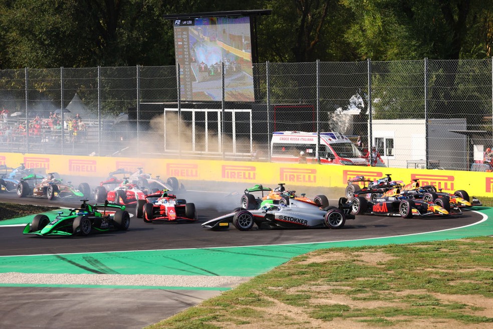 Largada da corrida principal da etapa de Monza da F2 em 2024 teve acidente — Foto: Lars Baron/Getty Images