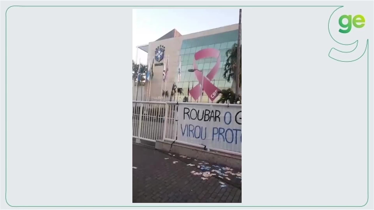Protesto da torcida gremista contra a arbitragem na sede da CBF.