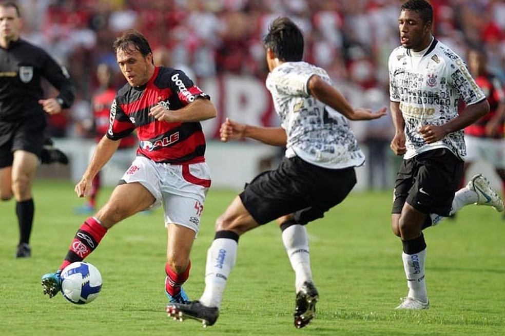 Petkovic em ação pelo Flamengo contra o Corinthians em 2009 — Foto: Gaspar Nóbrega/Vipcomm