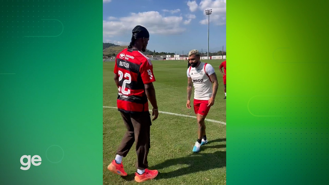 Astro da NBA, Jimmy Butler visita Ninho do Urubu ap&oacute;s convite de Gabigol, do Flamengo