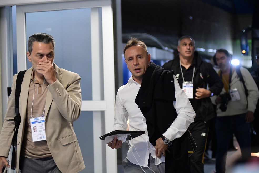 ESTAO AFUNDANDO O SÃO PAULO: Pressão aumenta, mas diretoria blinda vestiário e banca Roger