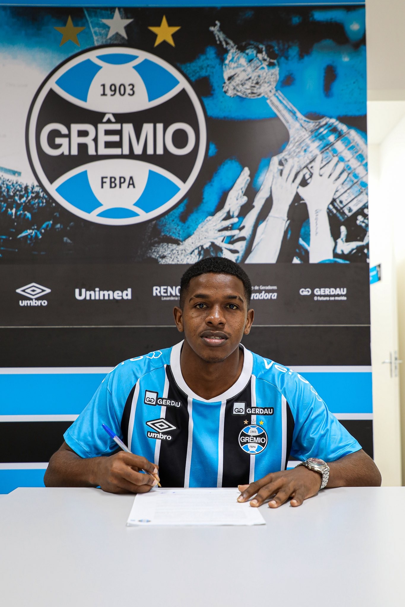 Grêmio contrata atacante em 1º negócio após núcleo no Panamá