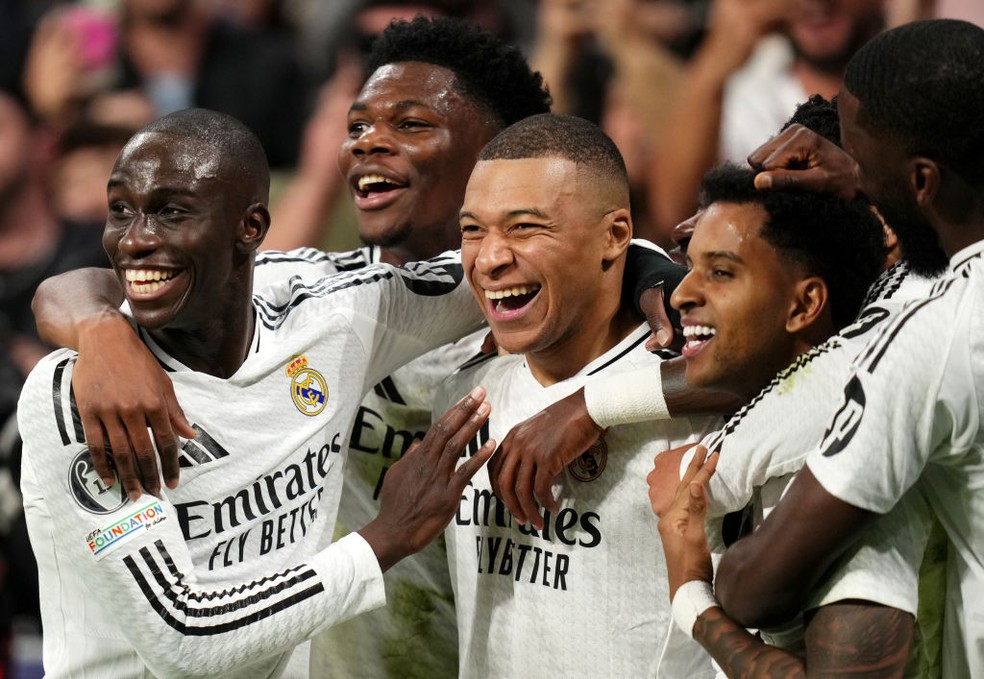 Mendy, Tchouaméni, Mbappé, Rodrygo e Rüdiger comemoram gol em Real Madrid x Manchester City — Foto: Getty Images