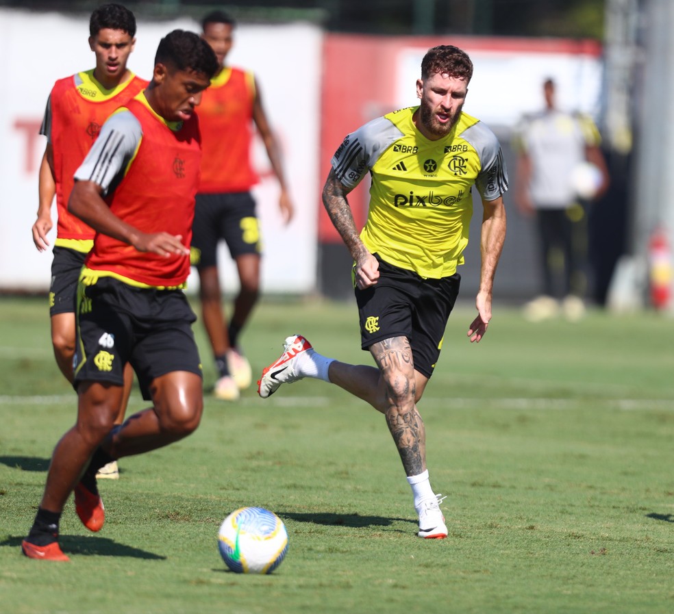 Léo Pereira volta a treinar com o grupo do Flamengo no Ninho do Urubu