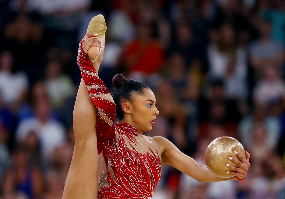 Bárbara Domingos nas classificatórias da ginástica rítmica em Paris — Foto: REUTERS/Hannah Mckay