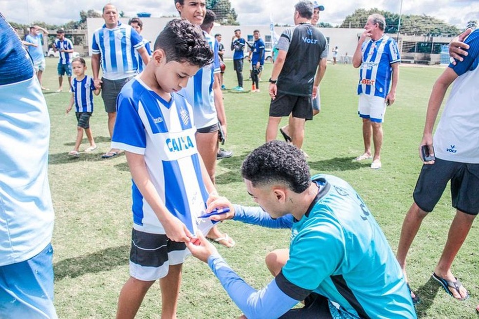 Torcedores do CSA prestigiam último treino antes da partida contra o Botafogo-PB — Foto: Morgana Oliveira/CSA