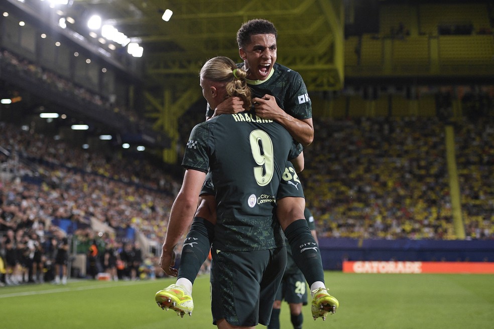 Haaland e Rico Lewis em partida do Manchester City pela Champions League.