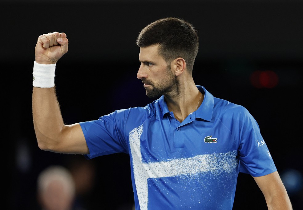 Djokovic comemora em jogo contra Alcaraz no Australian Open — Foto: Reuters