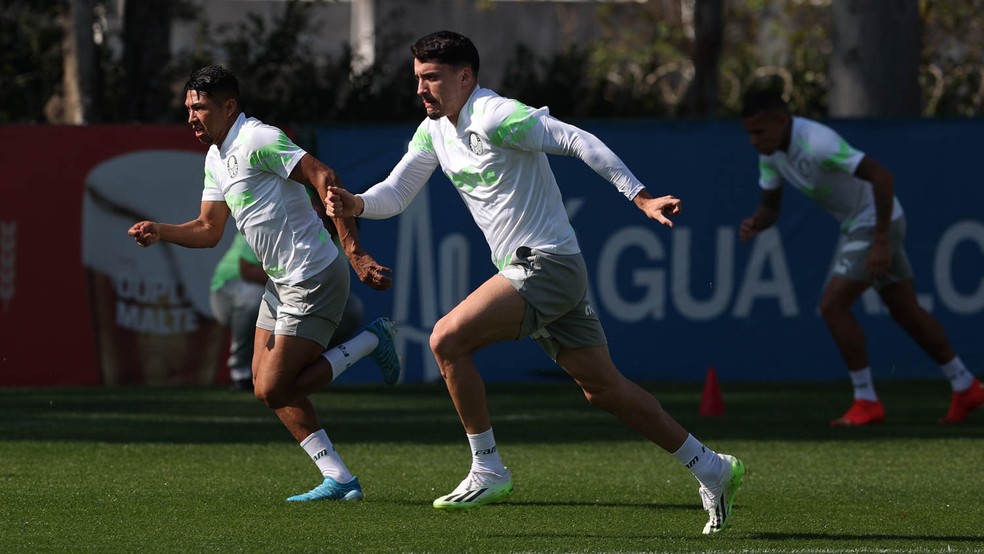 Piquerez e Rony em treino do Palmeiras na Academia de Futebol — Foto: Cesar Greco/Palmeiras