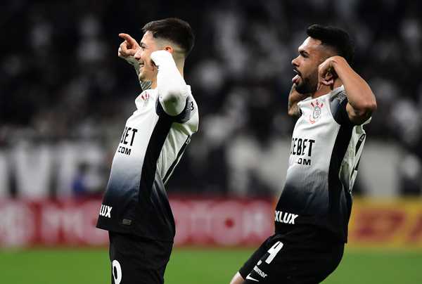 Novas lideranças no Corinthians após saída de Paulinho e Cássio.