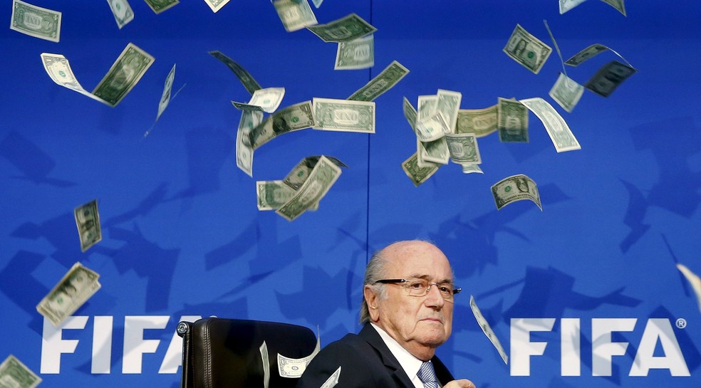 Manifestação contra o antigo líder da FIFA, Joseph Blatter. — Foto: Reuters