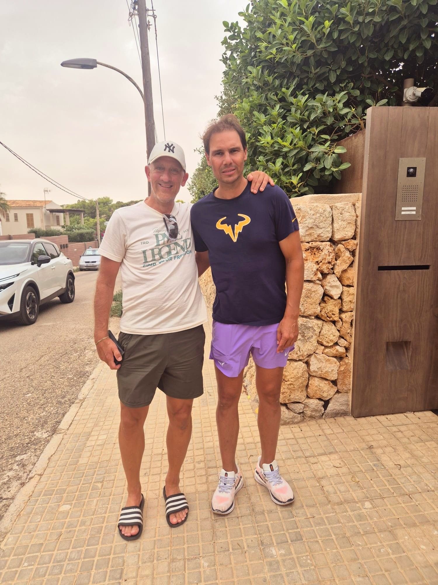 Rafael Nadal recebe visita surpresa de fã em casa e viraliza com reação; veja fotos