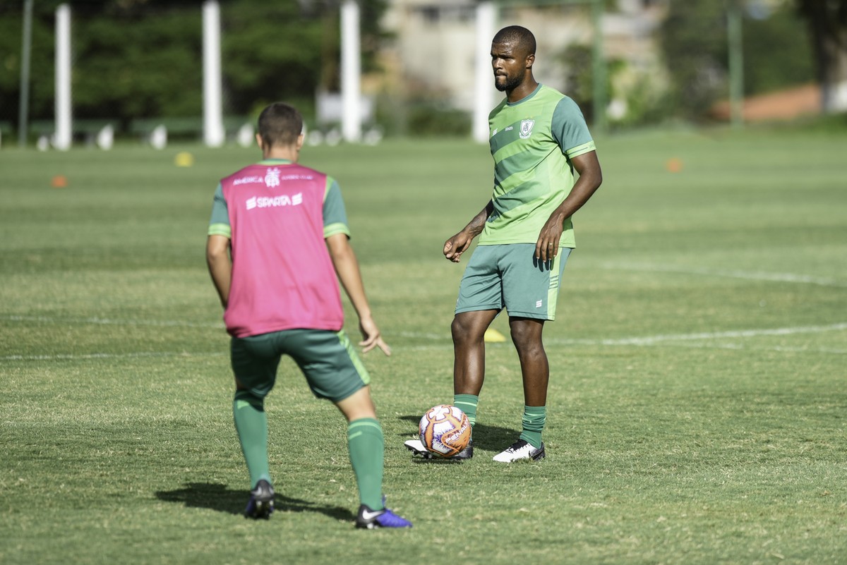 Messias não viaja com delegação e desfalca o América-MG diante do ...